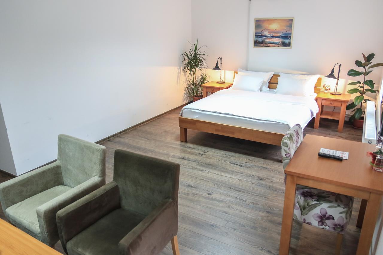 Pansion Centar Bed & Breakfast Tuzla Exterior photo